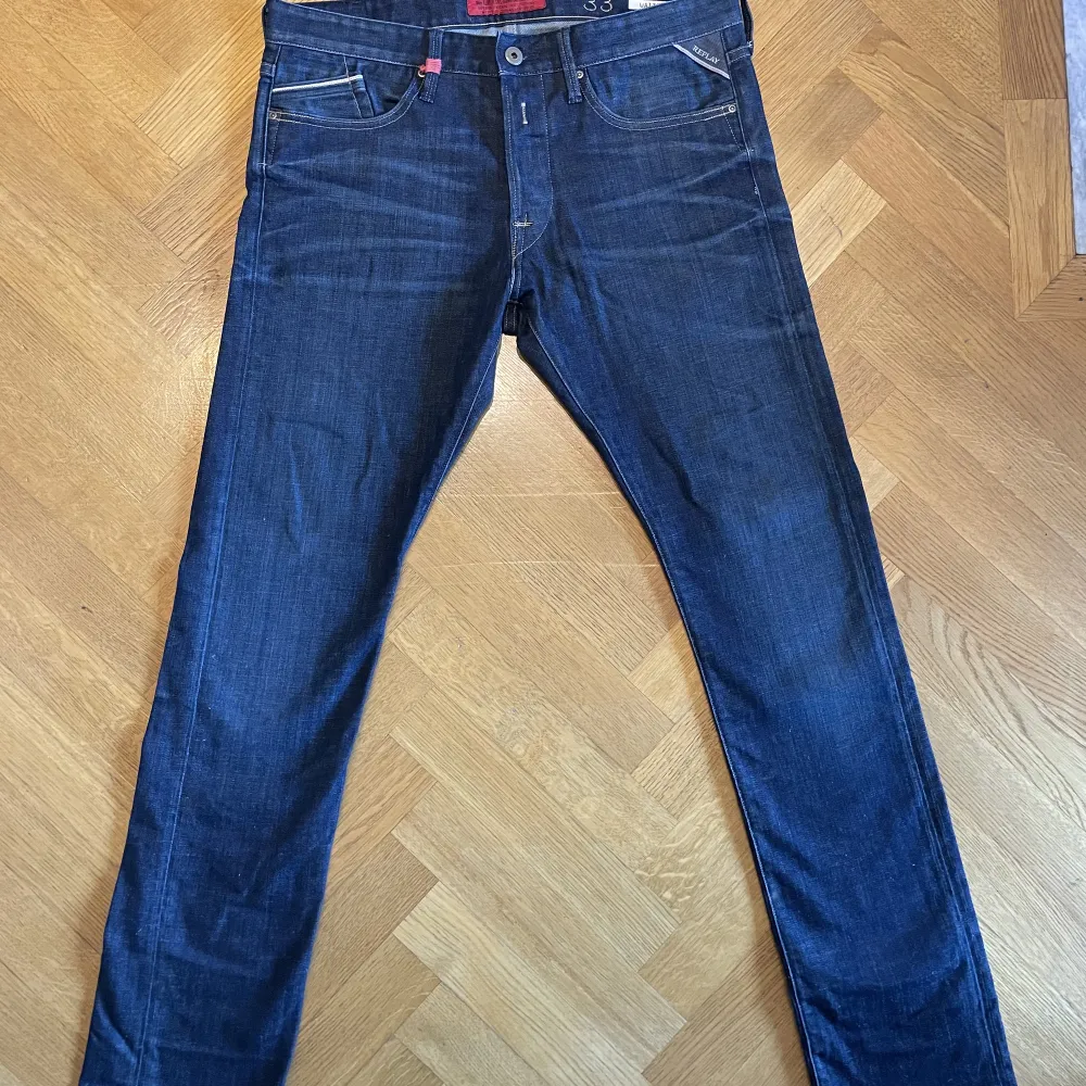 Jeansen är från Replay i modellen waitom | Storlek: 33/34 - Skicket på jeansen är mycket bra, finns inga defekter | Mitt pris: 500kr - Nypris: 1599kr. . Jeans & Byxor.