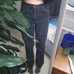 Säljer dessa svarta jeans i storlek 36. Köpte på carlings. Säljs för 100kr+frakt