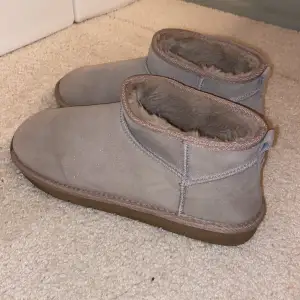 Ett par glittriga fake uggs från pull&bear i nyskick, använda en gång. 