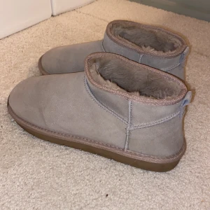 Fake uggs - Ett par glittriga fake uggs från pull&bear i nyskick, använda en gång. 