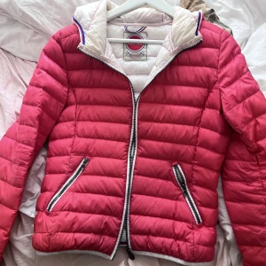 COLMAR jacka - Superfin rosa COLMAR jacka, 2 mindre hål (hör av dig om du vill se)💕