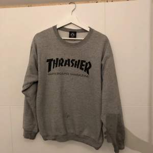 Säljer en grå Thrasher sweatshirt i storlek S men passar även M. Den är i galant skick. Nypris runt 800kr