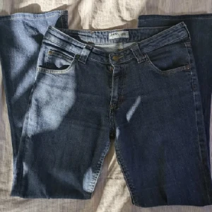 Lowwasit Lee jeans💕 - Säljer dessa Lee jeans då de inte passar mig i midjan💕De är lite långa på mig som är 167cm lång och sitter ganska löst i midjan då där är de några storlekar för stora💕 De har inga tydliga defekter och är väl omhändertagen ⭐ Kom privat för fler mått, m.m💕