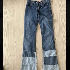 Coola jeans med detaljer uppe och nere, Dom är låg/ mid waist. De är i storlek FR 28 men sitter som en  vanlig 34, kontakta för fler bilder.🥰
