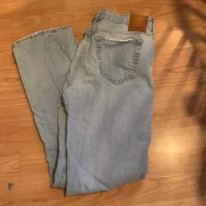 Nya jeans Low straight. Midja 29, längd 32