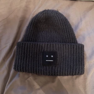 Acne mössa - Najs gossig acne mössa perfekt för vinter. Skickt 7/10 