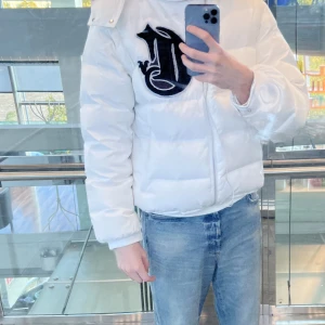 Corvidae jacka - Säljer min vita corvidae jacka. Älskar den men den är inte riktigt min stil längre. Kommer att kemtvätta innan