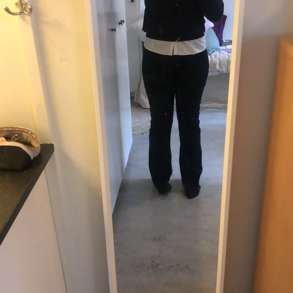 Jag säljer dessa jeans för att dem är hög midjad. Jag har inte riktigt använt dem mycket.. Jeans & Byxor.