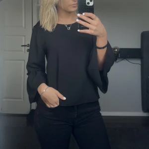 Blus me volanger  - Jättefin svart blus med volanger på ärmarna!