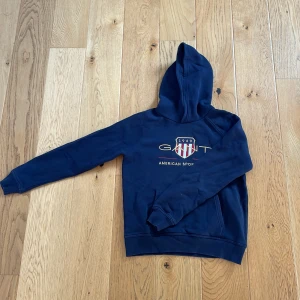 Gant hoodie  - 9/10 skick använd 2 gånger bara. Säljet pga att den var lite för liten.