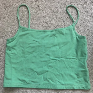 Linne - Säljer detta fina gröna linnet från Newyorker. Säljer då det inte kommer till användning. Har en litet fläck (se sista bilden). Säljer just detta linnet i flera olika färger. Minns inte vad jag köpte de för men jag säljer för 20kr+frakt💘