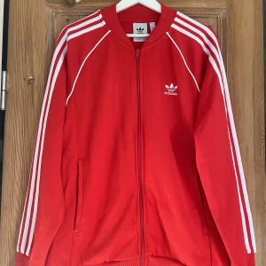 Adidas tröja - Adicolor classics SST trackjacket  849 kr nypris  Nyskick, men prislapp borttagen Färg: Better scarlet/white Storlek: L/large Adidas originals  Skriv till mig vid frågor😃