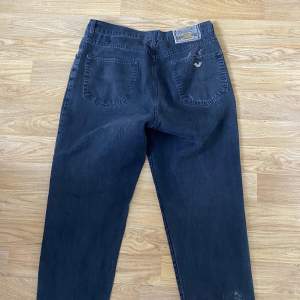 Jättesnygga pösiga stentvättade jeans köpte på humana 🌹står ingen storlek men typ L/xl 