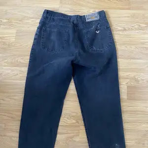 Jättesnygga pösiga stentvättade jeans köpte på humana 🌹står ingen storlek men typ L/xl 