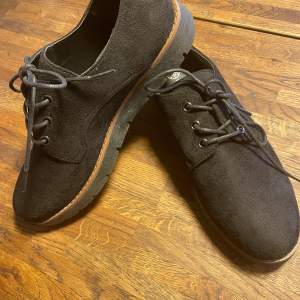 Svarta skor, storlek 40