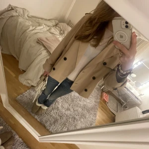 Trenchcoat kappa - Jättefin kort trenchcoat kappa 