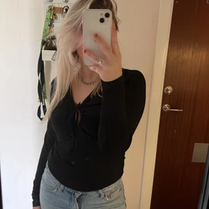 Bikbok långärmad tröja  - En långärmad tröja från bikbok i storlek Medium, med urringning. Nyskick. 