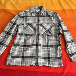 H&m overshirt Storlek s men sitter som m 