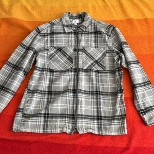Overshirt - H&m overshirt Storlek s men sitter som m 