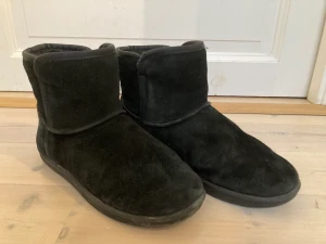 Linear vinterskor i Uggs-modell, stl 38 - Fina och rejäla vinterskor från Linear känga i Uggs-modell. Bra sula och håller värmen. Svarta. Storlek 38. Nypris 750kr