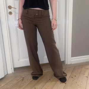 Lågmidjade byxor  - Bruna lågmidjade kostymbyxor med skimrande trådar i🤩Sjukt snygg passform! Storlek som en S-M kanske?💕 Skriv vid funderingar och kolla in mina andra annonser😚