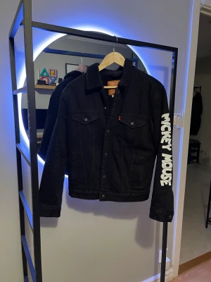 Levi’s sherpa trucker jacka Mickey mouse  - Säljer jackan från Levis i storlek S. Mickey mouse edition. Har använts väldigt få gånger.
