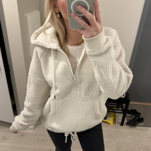 Teddy jacka  - Jättefin Teddy jacka/tröja. I stl XL men sitter bra på mig som vill ha den lite oversize och som vanligtvis bär xs - s.