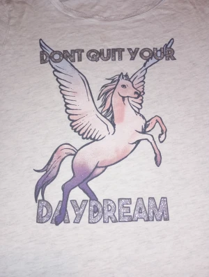 T-shirt, Unicorn - "dont quit your daydream" - NY - Unicorn T-shirt i nyskick (endast provad)  Storlek: 146/152,  Ca 10-12år  Nypris 199:-  Säljes för 40:-   Fler bilder kan skickas vid intresse 🛍️🪷👛