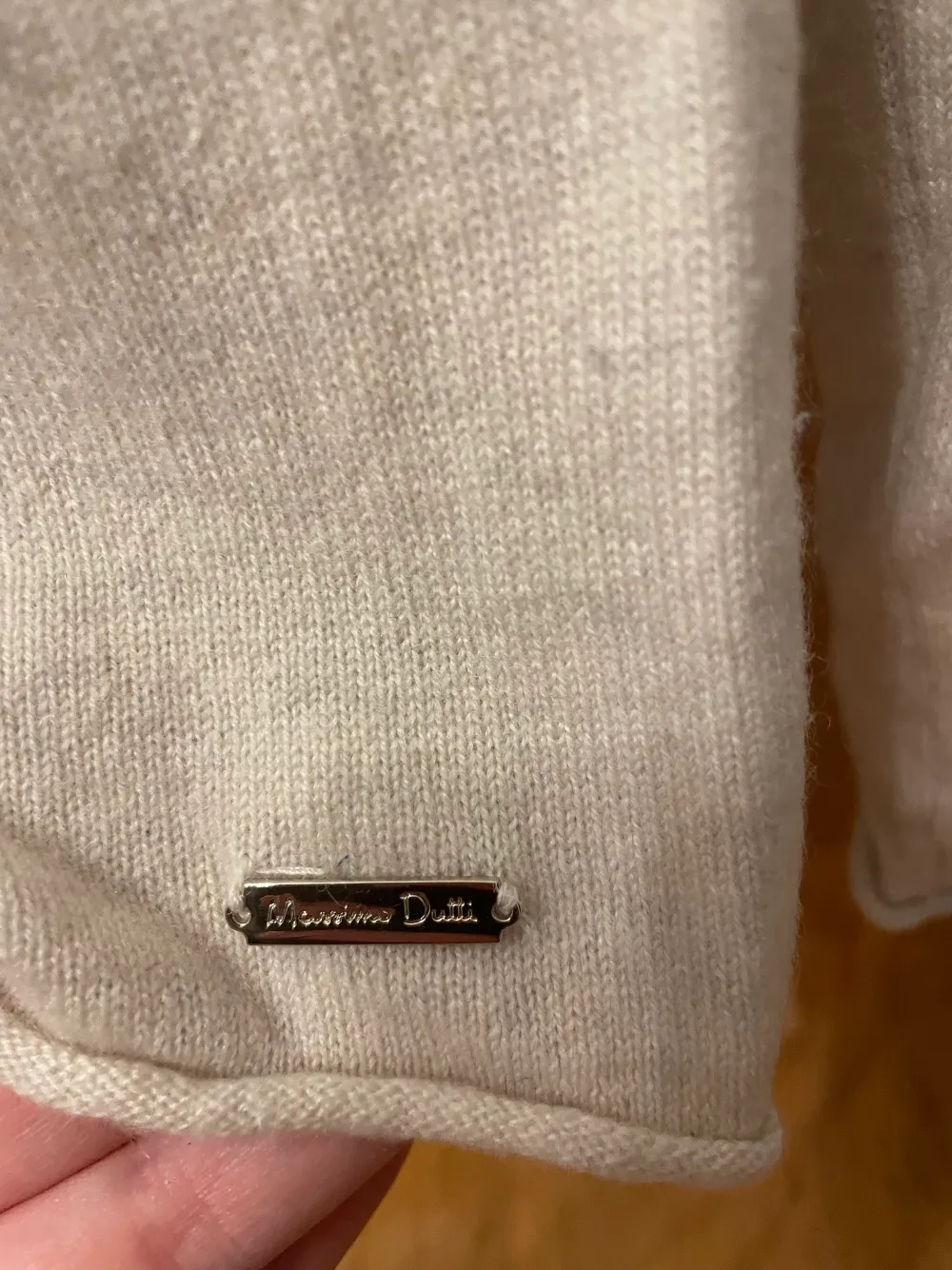 Superfin biege tunn tröja i cashmere från Massimo Dutti. Nypris ca 1400. Tyvärr har den en liten reva på kragen (går nog att laga rätt enkelt).. Tröjor & Koftor.