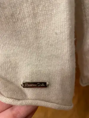 Superfin biege tunn tröja i cashmere från Massimo Dutti. Nypris ca 1400. Tyvärr har den en liten reva på kragen (går nog att laga rätt enkelt).