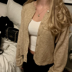 Kofta - Superfin kofta i skönt material! Passar perfekt nu till hösten och vintern🍁Pris kan diskuteras!