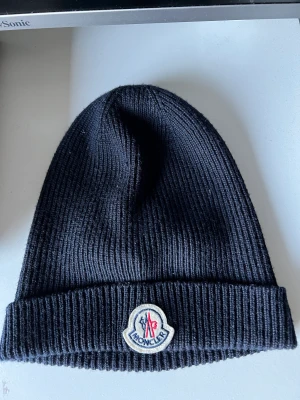 Moncler mössa  - Helt ny finns kvitto och box köpt på nk. 