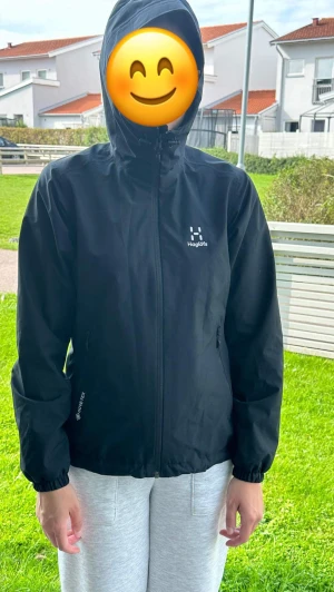 Haglöfs - Haglöfsjacka i storlek S Finns en fläck i jackan men de syns bara på insidan därav lite billigare