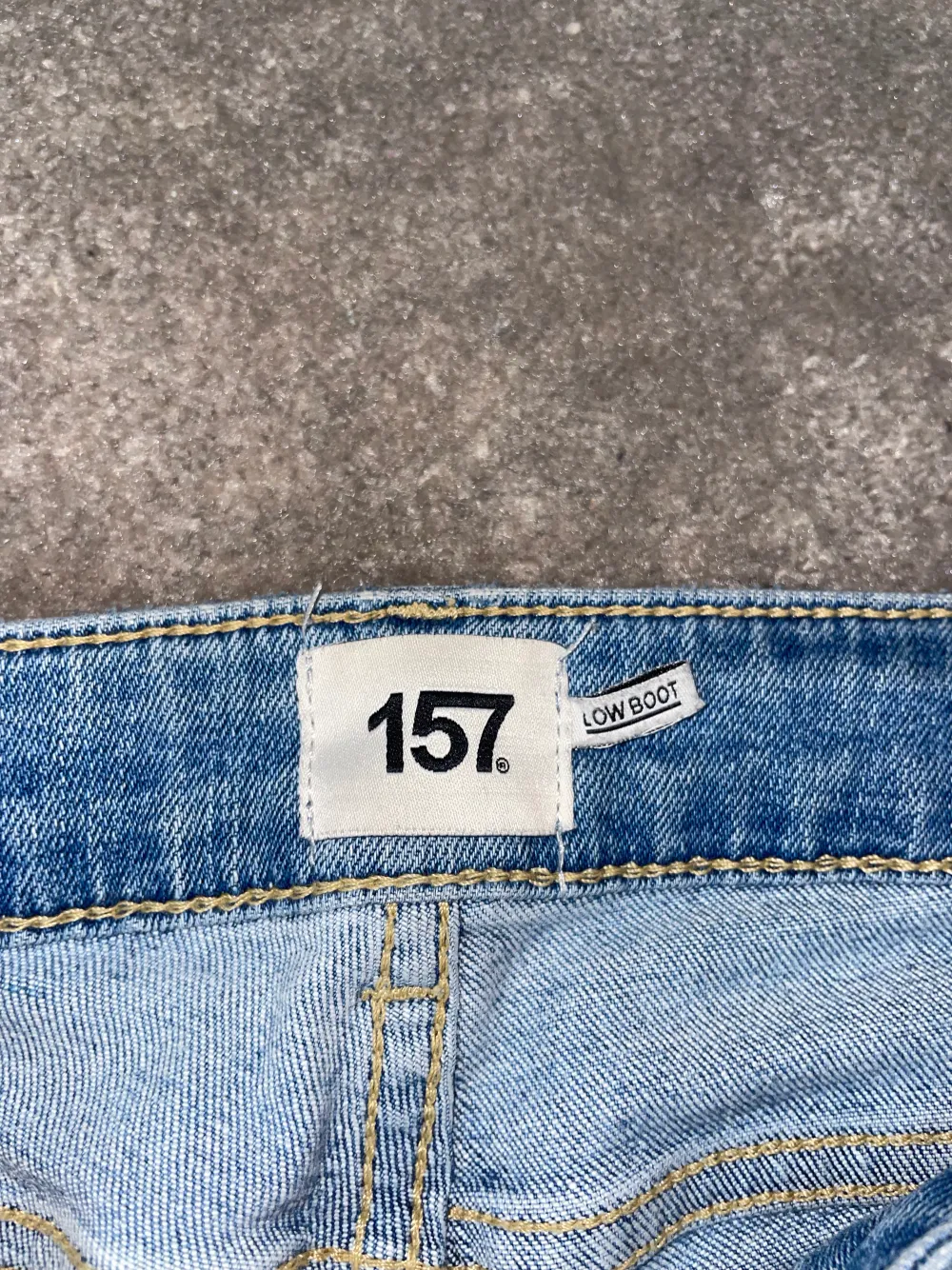Superfina bootcut jeans från lager 157 i modellen Low boot, storleken är short S och passar mig som är 164 ish. En defekt på baksidan ovanför fickan men är inget man tänker på o enligt mig e de snyggt, se på bilden. Hör av er vid frågor elr intresse!💞. Jeans & Byxor.