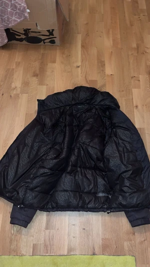 Säljer en Alessandro Zavetti - Hej, jag säljer min Alessandro Zavetti jacka för 850kr, inget fel på den utom jag har tröttnat på den. Tvättas innan säljning