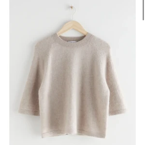 Stickad kortärmad tröja - Säljer nu min fina stickade tröja från & other stories då jag har många liknade tröjor. Tröjan är i storlek S. 💕