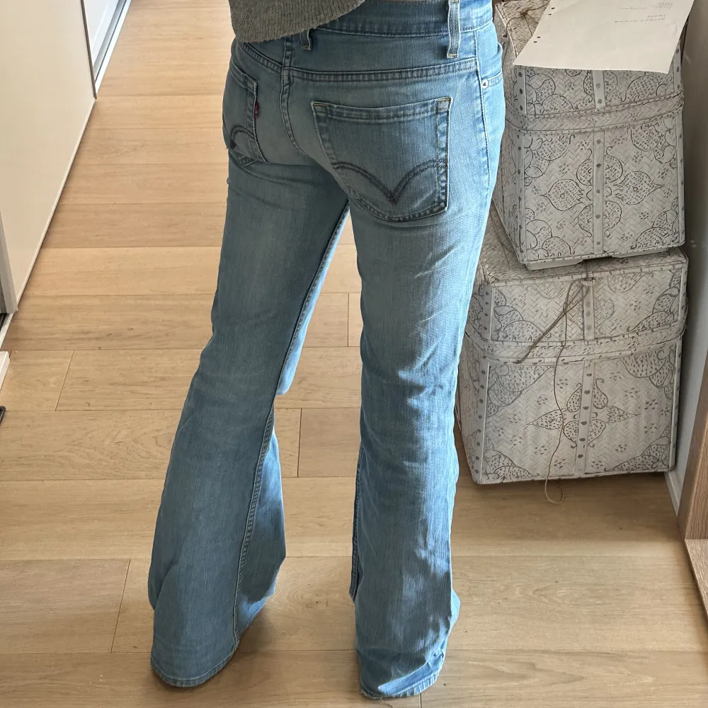 Lågmidjade bootcut Levis jeans, storlek 28/34. Innerbenslängden: Ca 83cm och midjemåttet: Ca 36 cm tvärs över! Bra skick.. Jeans & Byxor.