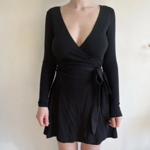 V-ringad omlottklänning - V-ringad omlottklänning från Nelly Trend, storlek XS. Använd 1 gång. 