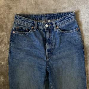 Weekday rowe jeans 25/30 passar perfekt på mig som är 165