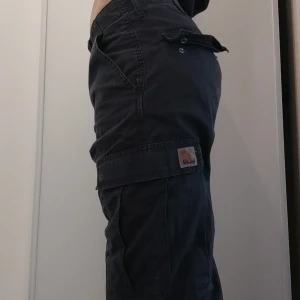 Carhartt cargos - Cargos carhartt etiketten på fickan är sliten.
