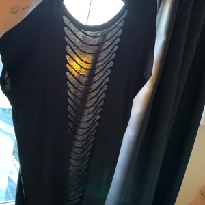 Topp med öppen rygg  - Svart topp med öppen rygg 