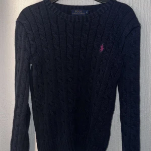 Ralph lauren  - Hej! Säljer min jättefina pullover cable från Polo Ralph Lauren. Den är använd och tvättad ett par gånger men förutom det finns inga defekter utan ser i princip ny ut.  Nypris 2120 (se sista bild) Hör gärna av er vid frågor☺️