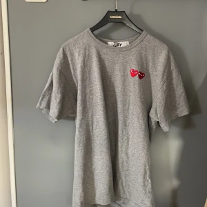 Comme de garçons tröja - Hej, Jag säljer en grå äkta Comme des garcons t-shirt. I storlek XL men sitter som en M passar mig som är 185 cm.Skick 10/10 aldrig använd. Pris kan diskuteras vid snabb affär. 