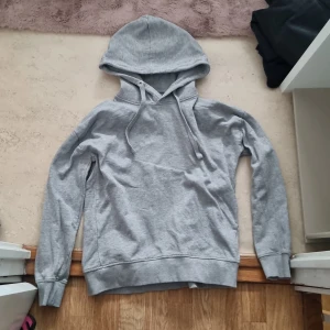 Grå hoodie - Storlek M Andvänd men bra skick  Ganska liten i storleken