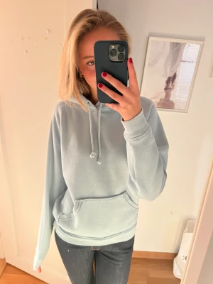 Hoodie  - Ljusblå hoodie från BikBok i strl S. Perfekt till höst/vinter.