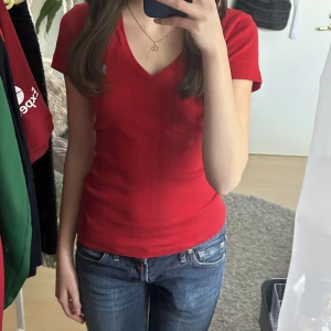 Röd Ralph Lauren t-shirt  - En röd Ralph Lauren t-shirt med ljusblått märke, nästan helt oanvänd. Storlek s men passar xs💕