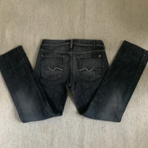 Raka jeans 7forallmankind - Gråsvarta jeans från 7 for all mankind i storlek 29, straight leg! Passar small/medium Skriv vid frågor! 