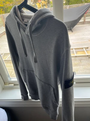 Stone island hoddie - Grå stone island hoddie som är i bra skick. Storlek S.