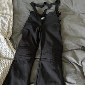 Skidbyxor  - Säljer dessa skidbyxor från mckinley eftersom dom blivit försmå, endast använda en gång 