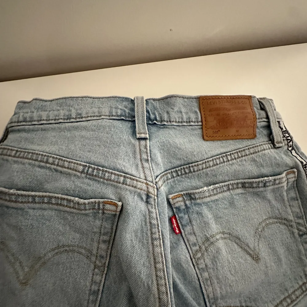 Jeansshorts från märket Levis,blå färgade jeansshorts som passar alla överdelar😇. Shorts.